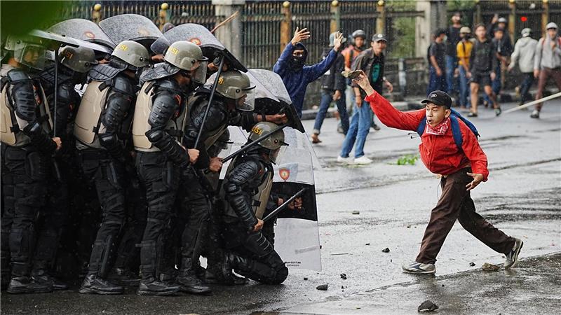 Indonesien: Massenproteste gegen Luxus-Zulagen für Politiker Die Bürger sind wütend über das Luxusleben der Politiker.