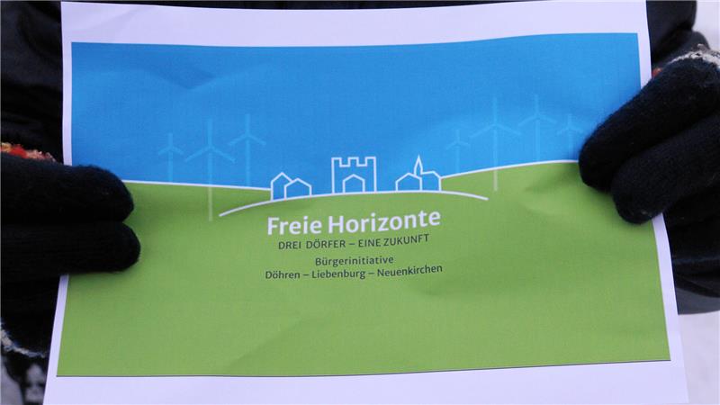 Im Liebenburger Gemeinde-Osten formiert sich neuer Windkraft-Protest Eine Person mit Handschuhen hält das Logo der Bürgerinitiative „Freier Horizont – Drei Dörfer, eine Zukunft“.