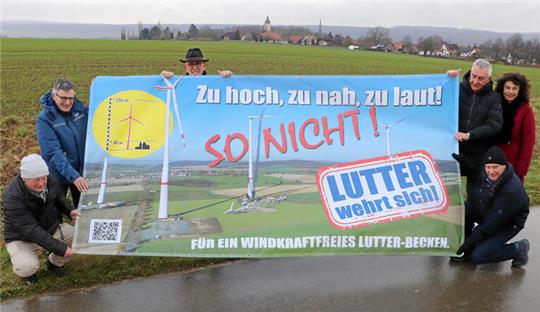 Die Bürgerinitiative „Windkraftfreies Lutter-Becken“ will diese Transparente an den Ortseingängen von Lutter und Ostlutter platzieren.