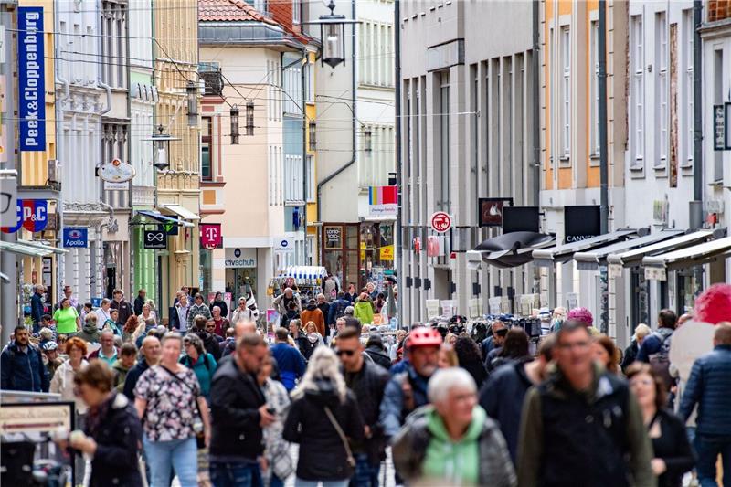 79 Prozent der Bürger sehen Demokratie zunehmend gefährdet Die Bürgerinnen und Bürger in Deutschland sehen es als Aufgabe der Bundesregierung, sich noch stärker für eine lebendige und starke Demokratie einzusetzen.