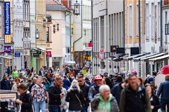 Die Bürgerinnen und Bürger in Deutschland sehen es als Aufgabe der Bundesregierung, sich noch stärker für eine lebendige und starke Demokratie einzusetzen.