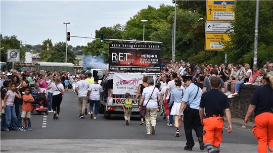 Die Bürgerparade läuft durch die Altstadt.