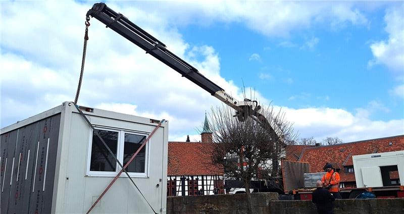 Renovierung beendet: Schladener Container-Dorf abgebaut Die Büro-Container wurden auf fünf Lkw gehoben und weggefahren, Foto: Hohaus
