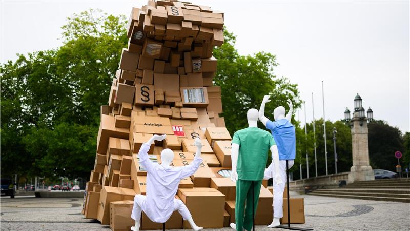 Die „Bürokratie-Welle“ als Installation der Niedersächsischen Krankenhausgesellschaft. (Archivbild)