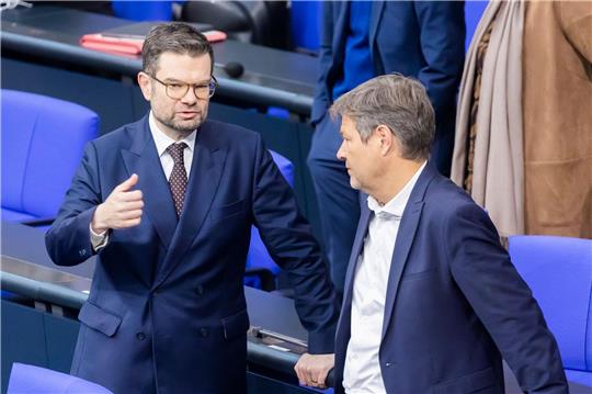 Die Bürokratie soll abgebaut werden: Marco Buschmann macht Druck bei Robert Habeck.