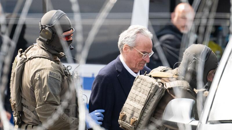 Die Bundesanwaltschaft legt den insgesamt neun Beschuldigten im Prozess gegen die mutmaßliche „Reichsbürger“-Gruppe um Prinz Reuß unter anderem die Mitgliedschaft in einer terroristischen Vereinigung zur Last.