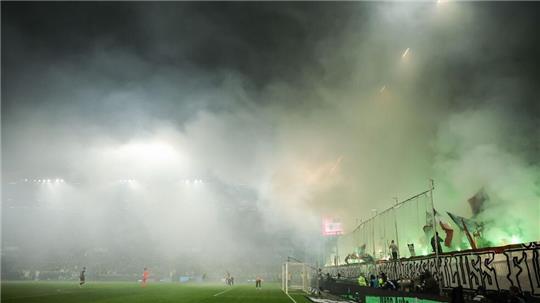 Die Bundesliga-Partie FC St. Pauli - Werder Bremen wurde für knapp zehn Minuten unterbrochen.