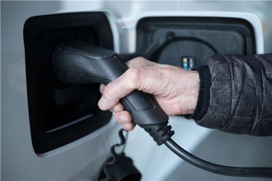 Die Bundesnetzagentur schlägt vor, dass bei einer drohenden Netzüberlastung der Strombezug etwa zum Laden eines E-Autos vorübergehend gedrosselt werden darf.