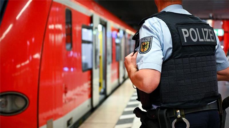 Erste Bilanz für 2024: Mehr Körperverletzungen in Bahnhöfen Die Bundespolizei erfasste in den ersten zehn Monaten 2024 mehr Straftaten in Bahnhöfen und in Zügen (Archivbild).