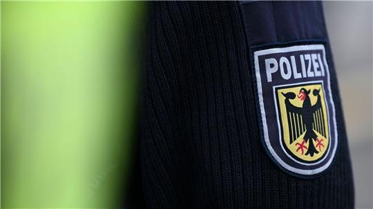 Die Bundespolizei hat einen 31-Jährigen, der seine Ex-Partnerin geschlagen haben soll, gleich zweimal festgenommen. (Symbolbild)