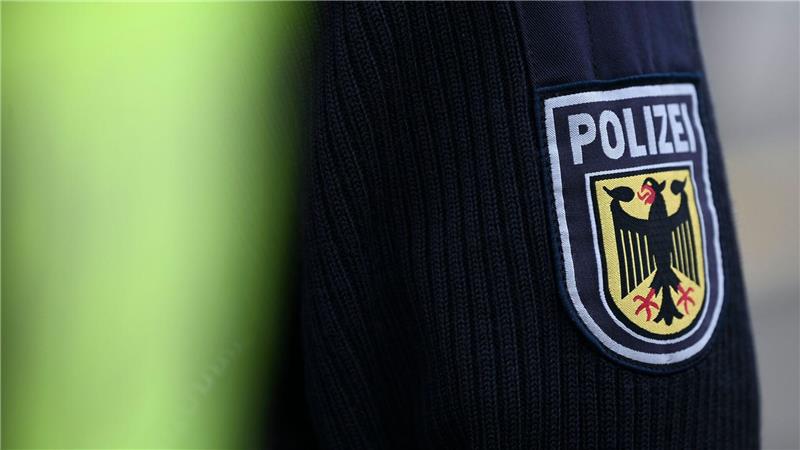 Die Bundespolizei holt einen falschen Bahnmitarbeiter aus einem Zug in Lüneburg. (Symbolbild)