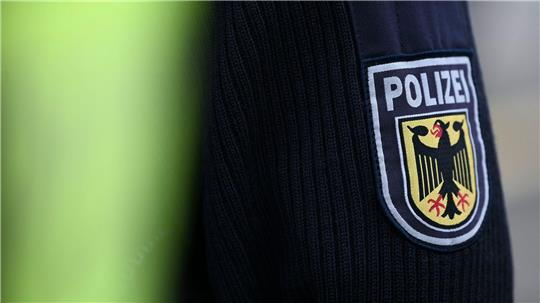 Die Bundespolizei holt einen falschen Bahnmitarbeiter aus einem Zug in Lüneburg. (Symbolbild)