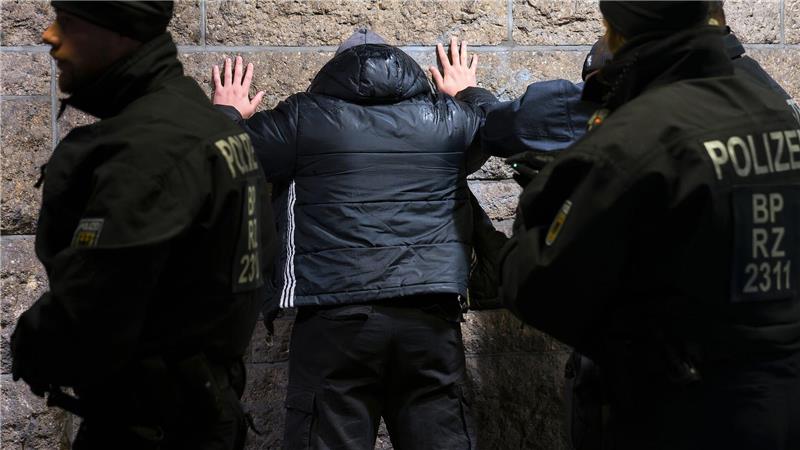 Die Bundespolizei kontrolliert am Hauptbahnhof in Hamburg.
