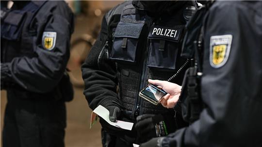 Die Bundespolizei kontrollierte bei Hunderten Personen die Ausweispapiere. (Symbolfoto)