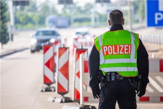 Die Bundespolizei soll mehr Kompetenzen bekommen. Das Bundeskabinett hat eine lange umstrittene Reform gebilligt. (Symbolbild)