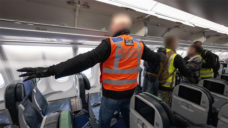 Die Bundespolizei und Mitarbeiter von Frontex begleiten einen Abschiebeflug nach Pakistan. (Archivbild) 