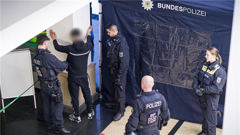 Die Bundespolizei war mit zahlreichen Beamten vor Ort.