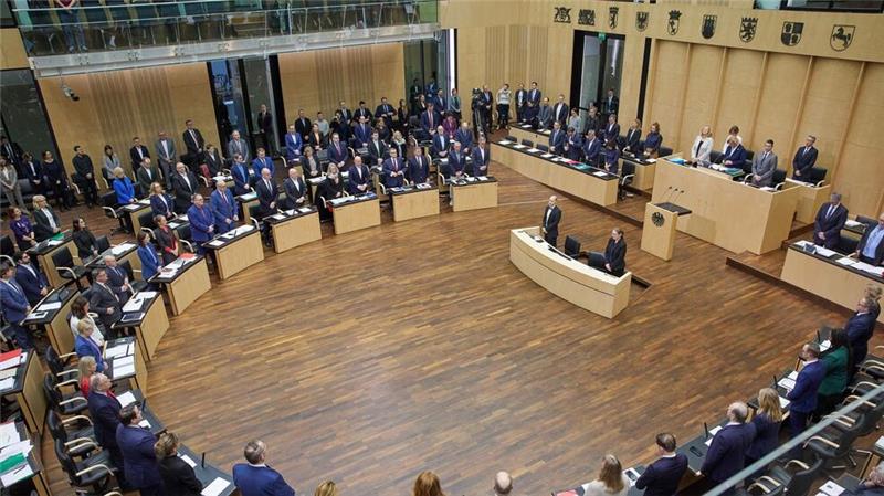 Die Bundesrats-Mitglieder erhoben sich zum Gedenken an die vom NS-Regime ermordeten Sinti und Roma.
