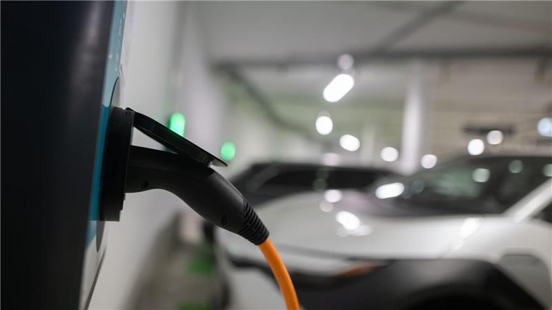 Die Bundesregierung bringt ein neues Förderprogramm für das Laden von E-Autos in Mehrfamilienhäusern an den Start