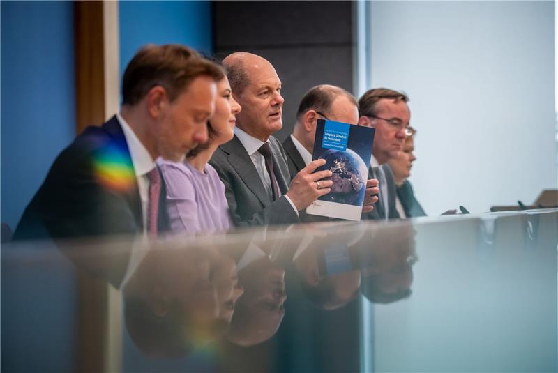 Nationale Sicherheitsstrategie mit Lücken Die Bundesregierung hat eine umfassende Nationale Sicherheitsstrategie beschlossen, die alle Aspekte der äußeren und inneren Sicherheit umfasst.