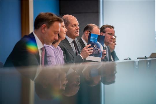 Die Bundesregierung hat eine umfassende Nationale Sicherheitsstrategie beschlossen, die alle Aspekte der äußeren und inneren Sicherheit umfasst.