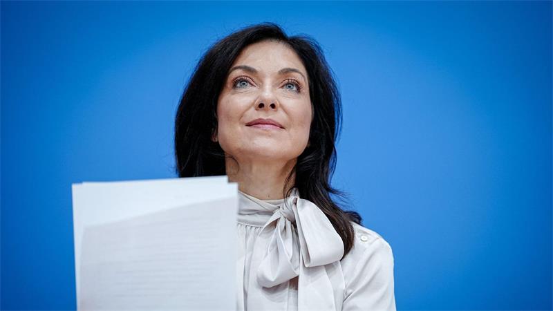 Die Bundesregierung hat ihre Wachstumserwartungen für das laufende Jahr deutlich nach oben korrigiert.