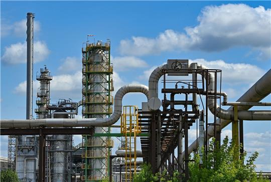 Die Bundesregierung hat sich wegen des Kriegs in der Ukraine verpflichtet, auf das russische Öl aus der Pipeline zu verzichten. Ab Januar soll es nun erste Probelieferungen aus Kasachstan in die Raffinerie Schwedt geben.