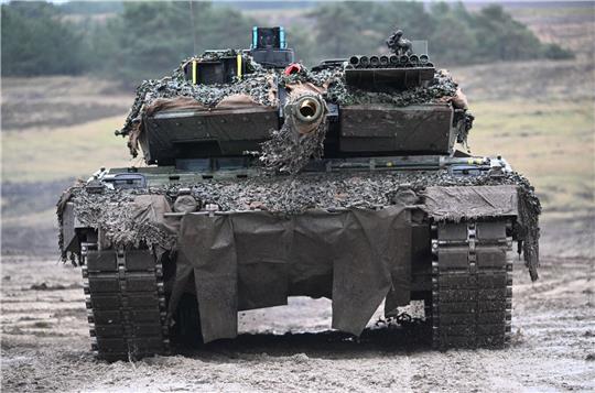 Die Bundesregierung will 14 Kampfpanzer vom Typ Leopard 2A6 an die Ukraine liefern.