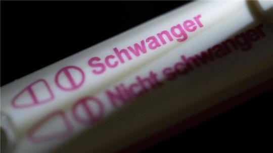 Die Bundesregierung will Schwangere künftig stärker vor Abtreibungsgegnern schützen.