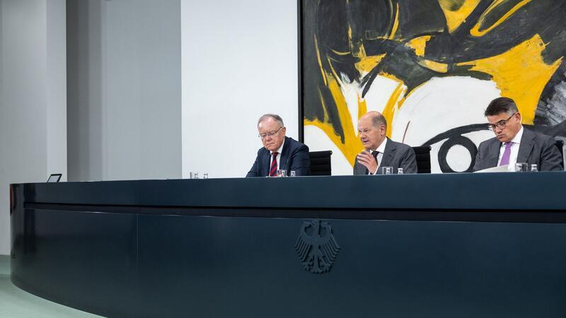 Vorschläge zu Asylverfahren in Drittstaaten im Dezember Die Bundesregierung will die Prüfung von Asylverfahren in Ländern außerhalb der Europäischen Union fortsetzen und bis Dezember konkrete Ergebnisse vorlegen.