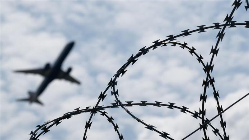 Die Bundesregierung will für weitere Abschiebungen von Straftätern nach Afghanistan sorgen sowie Möglichkeiten für Abschiebungen nach Syrien prüfen. (Symbolbild)