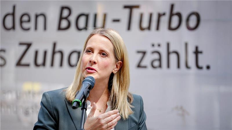 Die Bundesregierung will mit einem „Bau-Turbo“ über schnellere Genehmigungen den schleppenden Wohnungsbau voranbringen. (Archivbild)