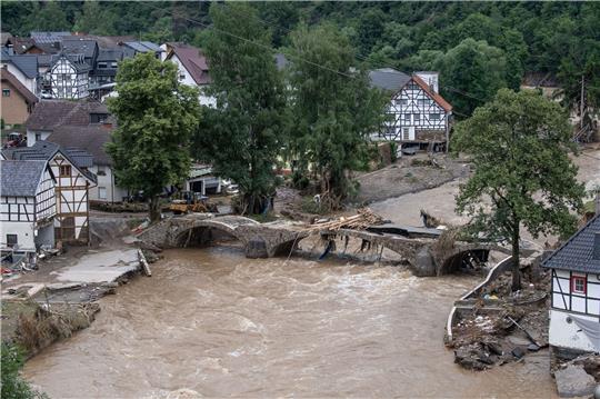 Die Bundesregierung will prüfen, ob sie auch 2024 die Schuldenbremse aussetzen kann. Dabei geht es zuerst um 2,7 Milliarden Euro an Fluthilfen für Opfer der Hochwasser-Katastrophe im Ahrtal.