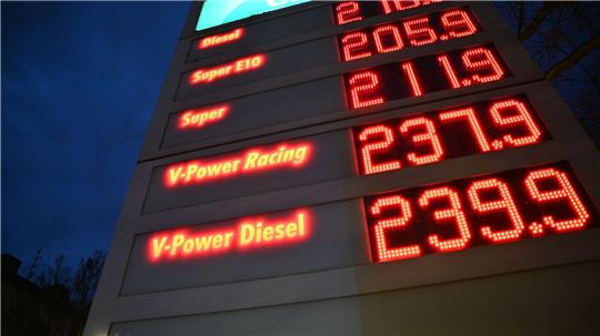 Die Bundesregierung will wegen der steigenden Spritpreise eingreifen. 