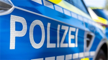 Der Schriftzug „Polizei“ auf der Tür eines Polizeiautos ist zu sehen.