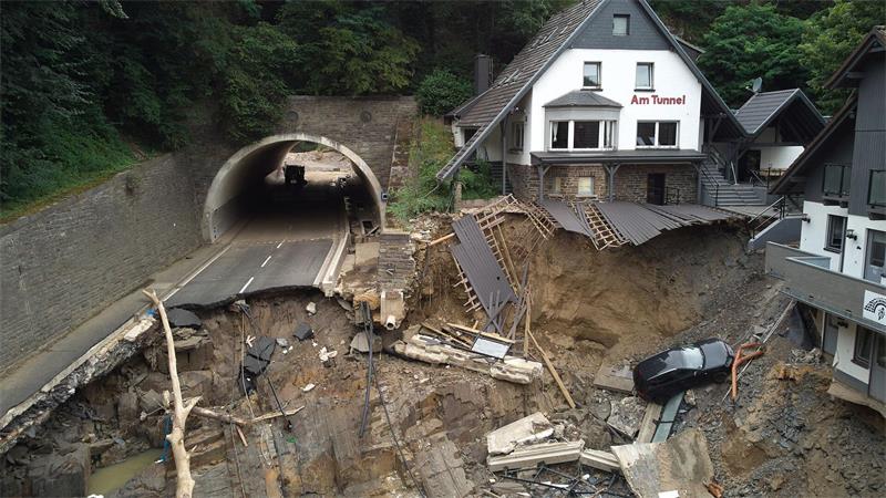 Warum diese fünf Orte am Jahrestag der Flut wichtig sind Die Bundesstraße durch das Ahrtal ist hinter einem Tunnel von der Sturzflut im Juli weggerissen worden. (Archivbild)
