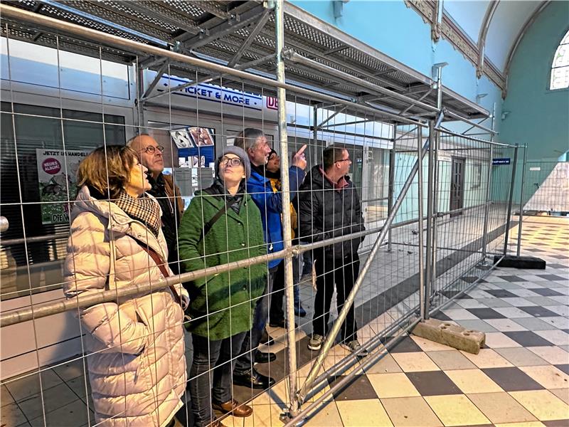 Die Bundestagsabgeordnete Karoline Otte (im grünen Mantel) und andere Politikerinnen und Politiker aus Stadt und Land lassen sich von Bürgermeister Ralf Abrahms (im blauen Anorak) den Bahnhof zeigen. Die Halle ist wegen des desolaten Dachs nur noch unter abgegitterten Schutzdächern zu betreten. Fotos: Schlegel