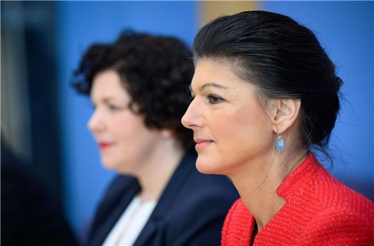 Die Bundestagsabgeordnete Sahra Wagenknecht ist in einer Doppelspitze mit der früheren Chefin der Linksfraktion, Amira Mohamed Ali (l), zur Vorsitzenden des Bündnis Sahra Wagenknecht gewählt worden.