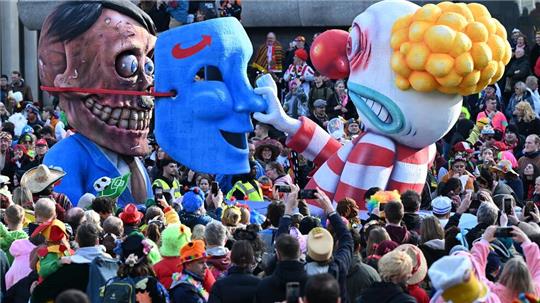 Die Bundestagswahlen finden wenige Tage vor dem Straßenkarneval - hier beim Rosenmontag in Düsseldorf - statt (Illustration)