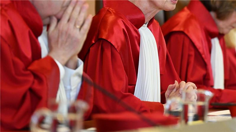 So arbeitet das Bundesverfassungsgericht Die Bundesverfassungsrichterinnen und -richter sind bekannt für ihre roten Roben. (Archivbild)