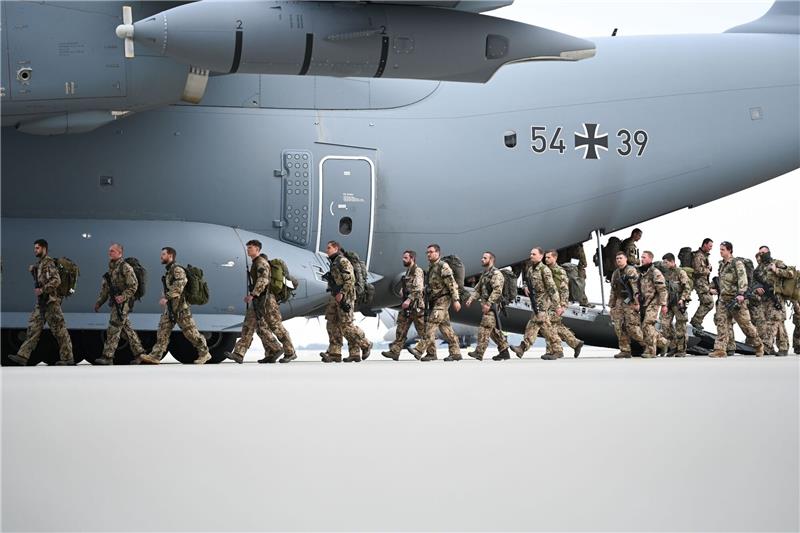 Waffenruhe im Sudan brüchig - Noch wenige Deutsche vor Ort Die Bundeswehr hat mehr als 700 Menschen aus dem umkämpften Sudan ausgeflogen.
