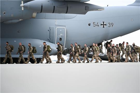 Die Bundeswehr hat mehr als 700 Menschen aus dem umkämpften Sudan ausgeflogen.