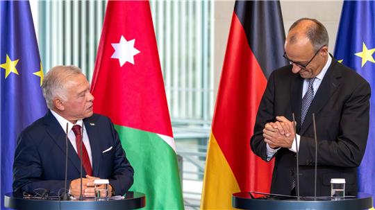 Die Bundeswehr hat nach Angaben von Kanzler Friedrich Merz zwei Transportflugzeuge nach Jordanien geschickt, die dann Hilfsgüter über dem Gazastreifen abwerfen sollen
