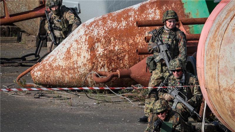 Die Bundeswehr übt die Verteidigung kritischer Infrastruktur im Hafen. (Archivbild)