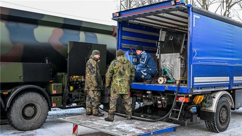 Die Bundeswehr unterstützt das Technische Hilfswerk bei der Betankung mit Diesel, der für Notstromaggregate benötigt wird. 