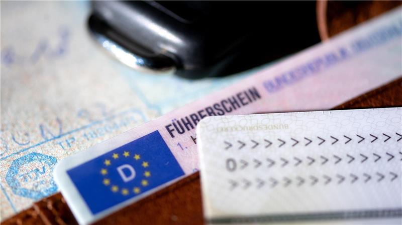Was beim Wehrdienst geplant ist und worüber gestritten wird Die Bundeswehr wirbt mit einem satten Zuschuss zum Führerschein um Nachwuchs. Führerscheine kosten mittlerweile 4.000 Euro und mehr.