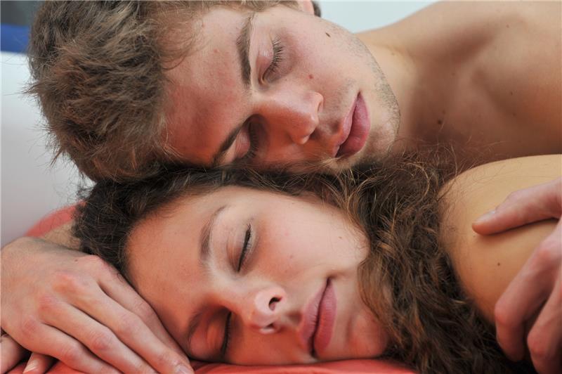 Haben Jugendliche immer früher Sex? Beraterinnen klären auf Die Bundeszentrale für gesundheitliche Aufklärung veröffentlichte im Jahr 2020 die Ergebnisse ihrer Studie zur Sexualität unter Jugendlichen – und entgegenete damit der Annahme, Jugendliche seien immer früher sexuell aktiv. Foto: picture alliance / dpa | Felix Hörhager