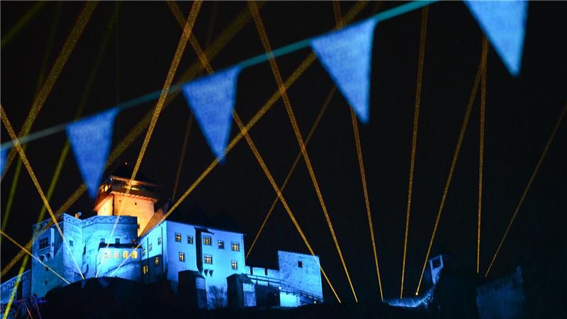 Die Burg Trenčín ist während des Eröffnungswochenendes der Kulturhauptstadt Europas Trenčín 2026 farbig beleuchtet.