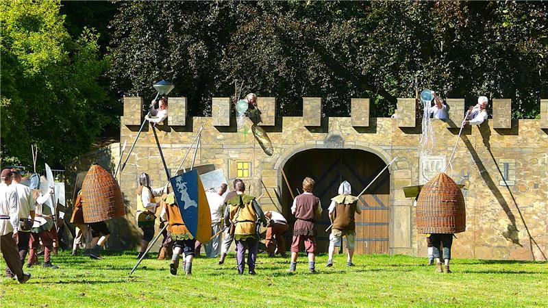 Sehusafest in Seesen: Einblicke in das größte Historienfest Die Burg wird auch mit Wasser verteidigt.