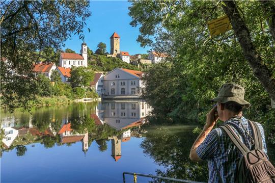 Die Burgruine und die Kirche von Rechtenstein spiegeln sich in der Donau.